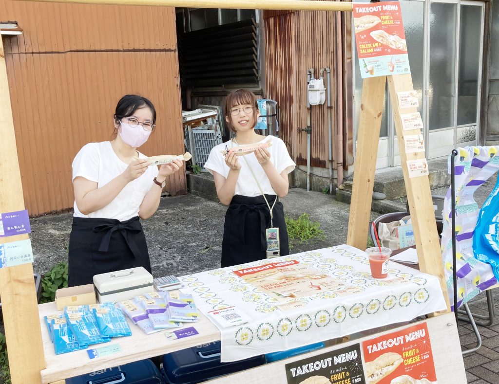 店番をする坂本と中崎の画像