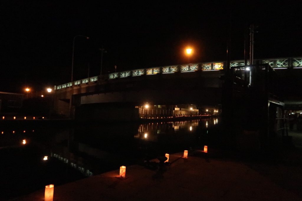 内川万灯に照らされる夜の神楽橋の画像