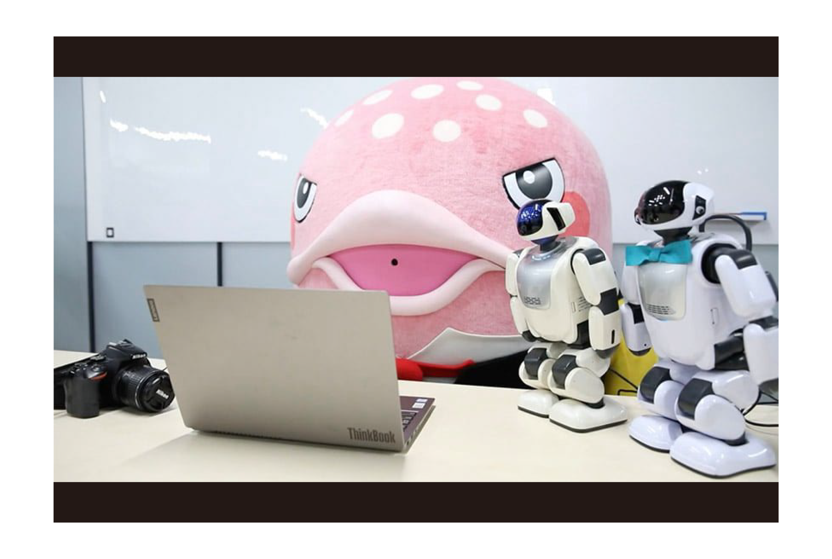 『富山県立大学 ROBOT CHANNEL』ドンマス教授といさおちゃん、まさるくんが写っている画像