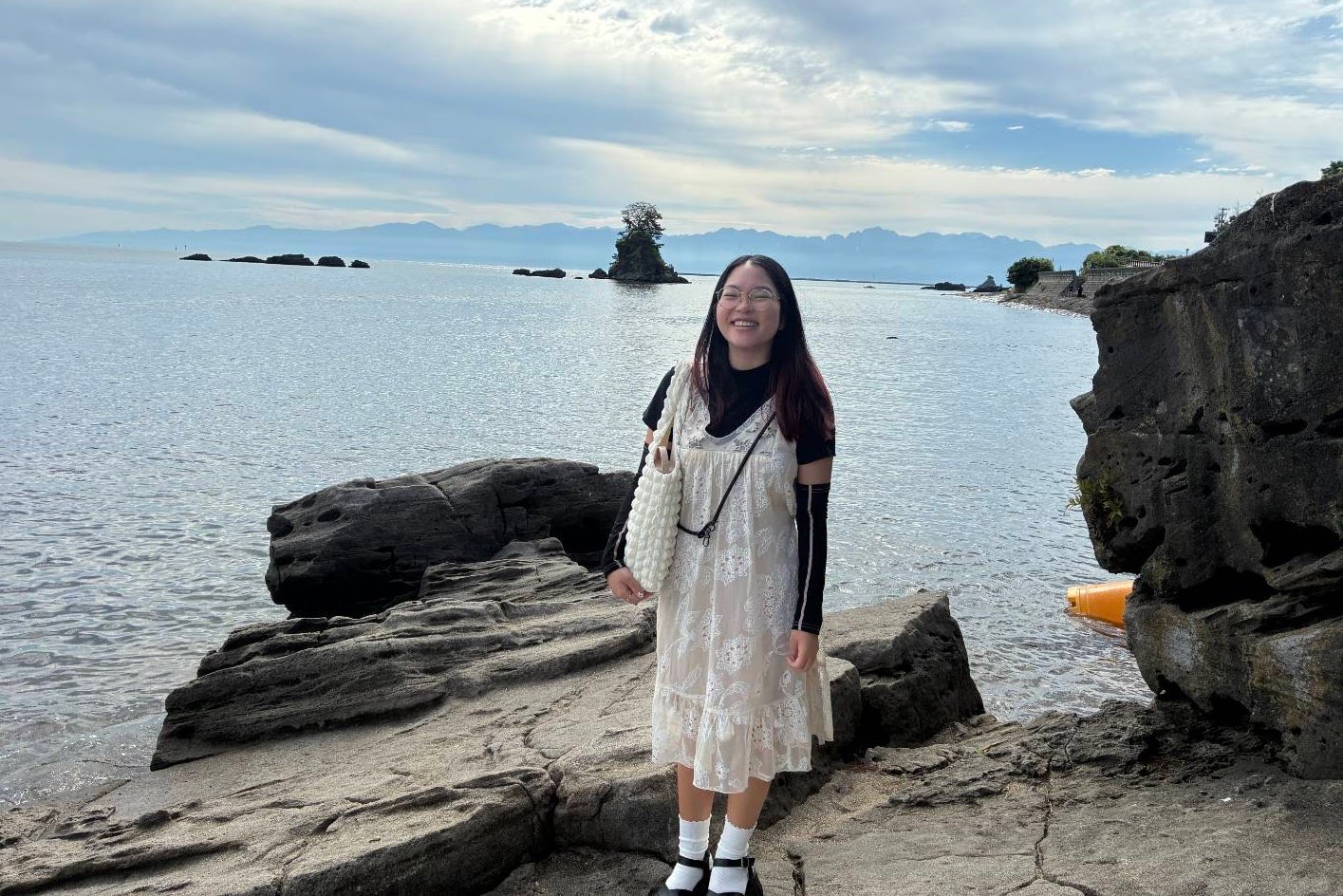 海を背景にしたまりなちゃんの写真