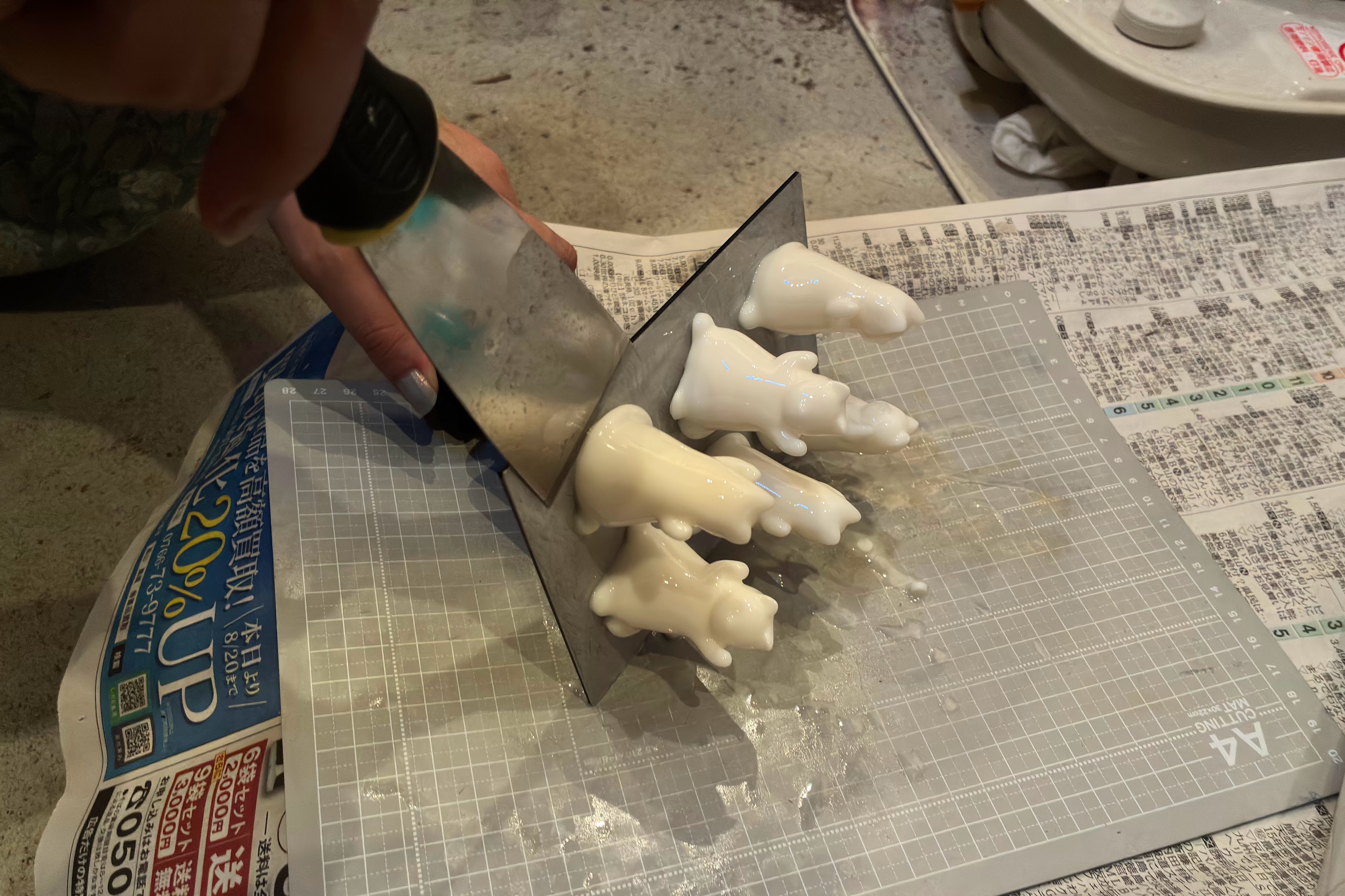 プリンターのプレートから金属ヘラで取り外す