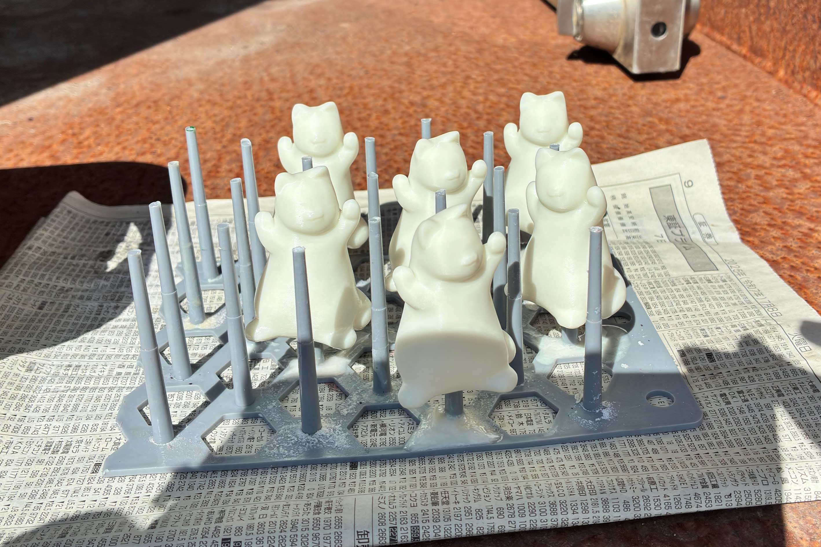 新聞と網の上に太陽の光で樹脂を硬化させること