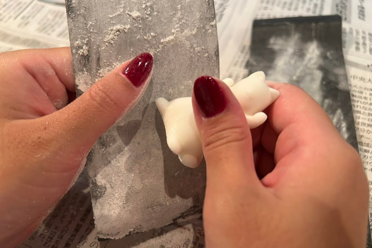 やすりを使って表面をなめらかに整えること