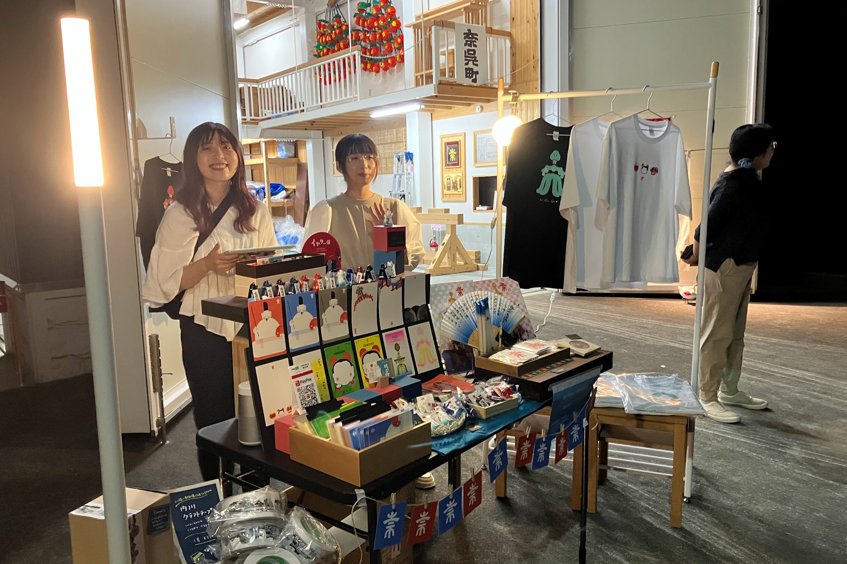 奈呉しょっぷでイヤサー猫や奈呉町のTシャツやポストカードを売るところ